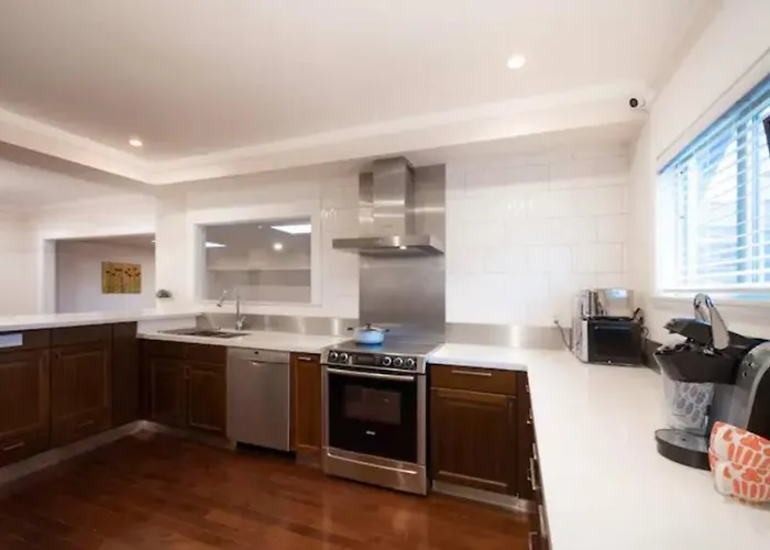 Westside Pool Home-8 Min To Downtown, Yard Parking