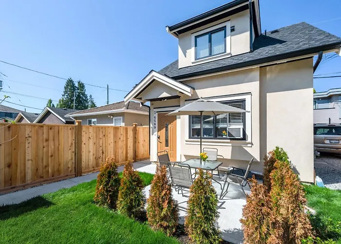 Three Bedrooms New Laneway House Near Public Transit