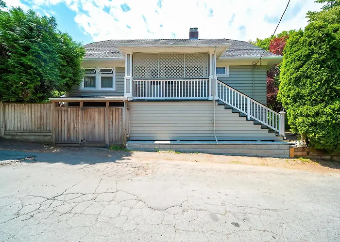 Charming Home Near Ubc With Parking & Backyard