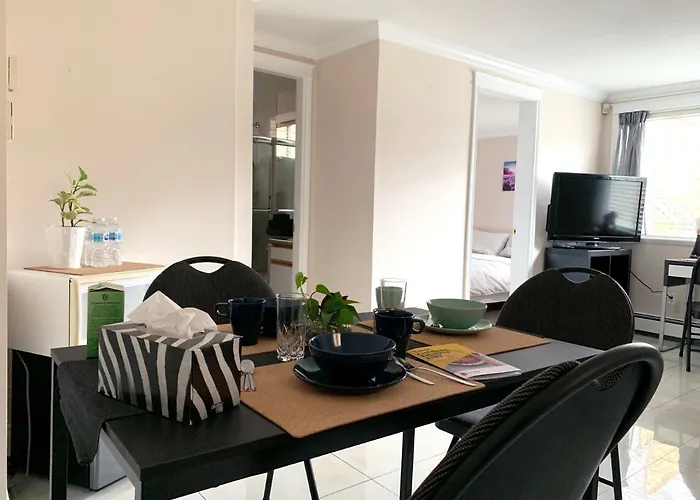 Skytrain Suite: Central Comfort Near Metro & Downtown
